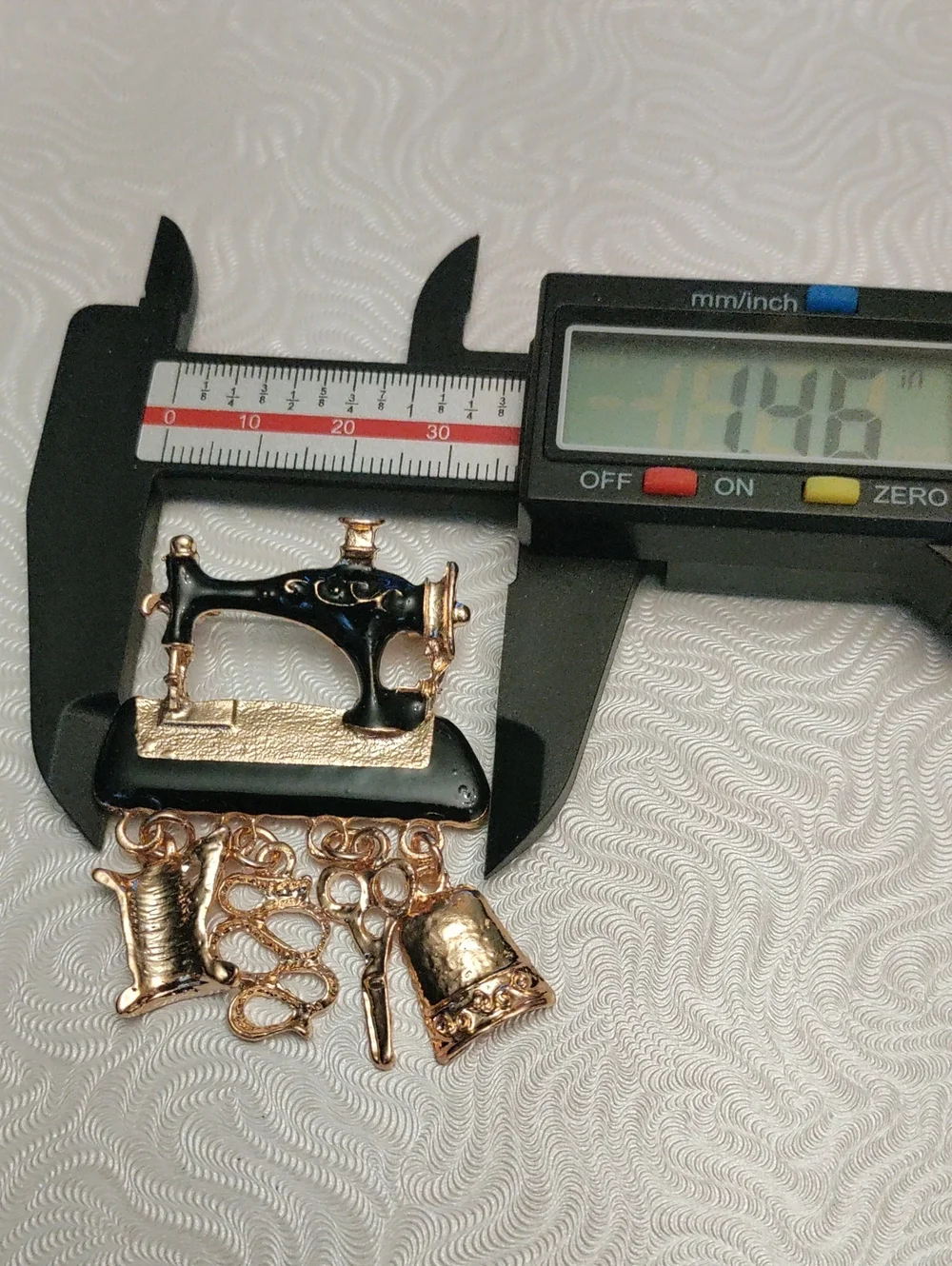 Vintage Style Sewing Machine Charm Brooch - Black and Gold
